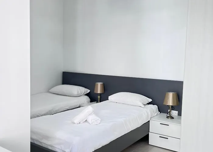 Sunshine Court Apartment No 3