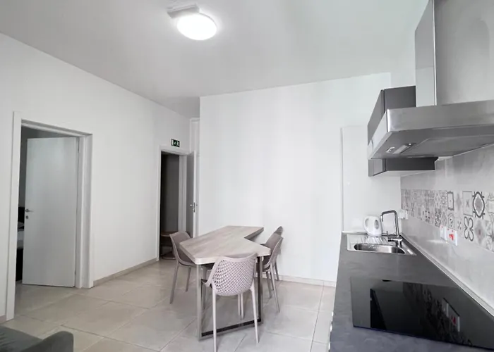 Sunshine Court Apartment No 3
