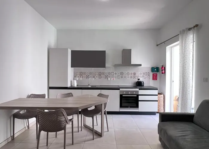 Sunshine Court Apartment No 3