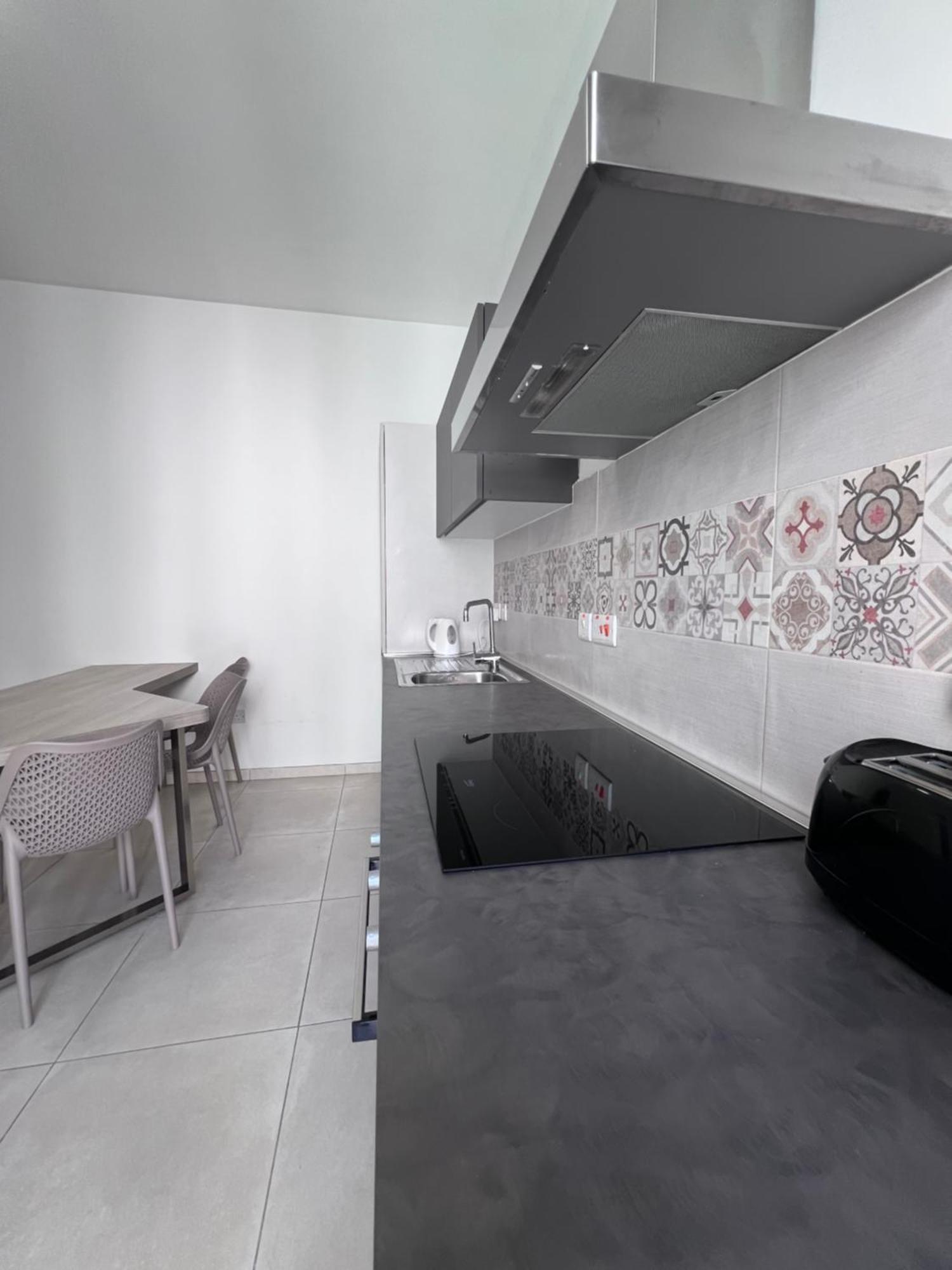 Sunshine Court No 3 *